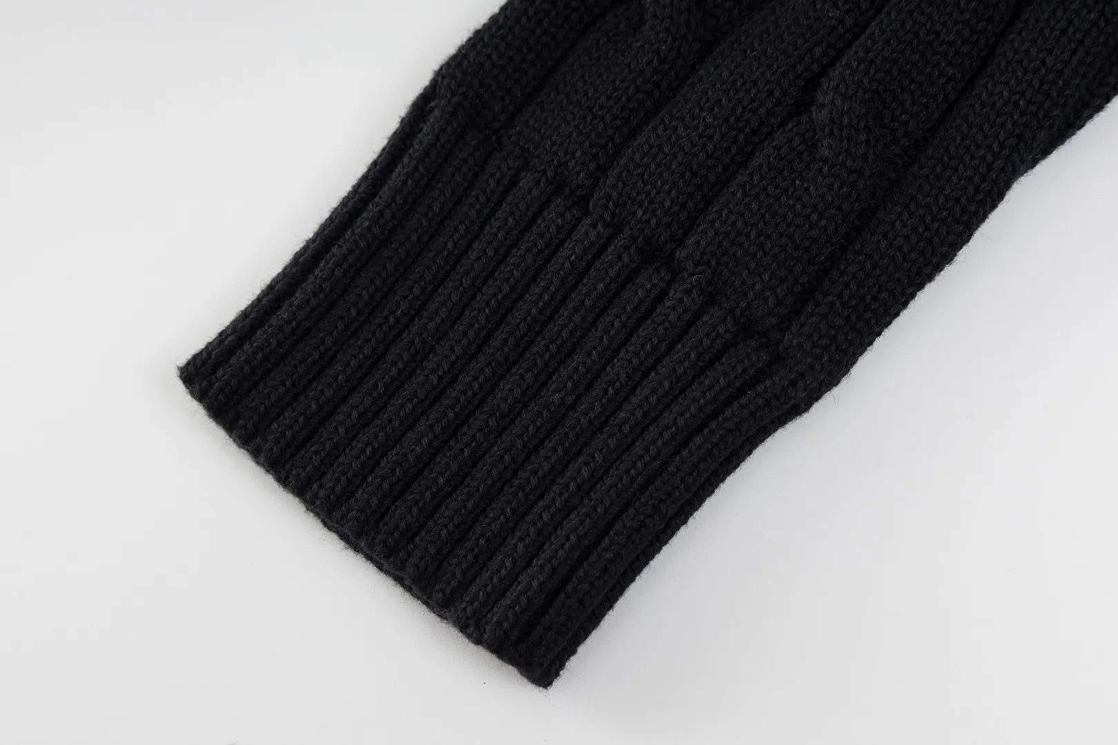 P210 #R90 RALPH LAUREN Thirteen colors of Ralph Lauren classic small label embroidery V-neck pullover cable cardigan sweater women's top, high-density LOGO embroidery on the chest, original customization of tag accessories. Made of pure cotton yarn, pure cotton is skin-friendly and comfortable, small label war horse embroidered twist button V-neck sweater🐎High quality, follow the blogger to learn how to wear it! Let’s buy a Ralph Lauren cable sweater. It’s a super hard-to-find series after it became popular. It’s hard to find one on the official website. It’s simple and practical to wear, with a lazy and loose feel. The thickened fabric has more texture, feels soft and delicate, and has a loose fit. Whether worn alone or layered, you can wear different styles of fashion with just one piece!   Size： Sleeve length: 60/61/62/63